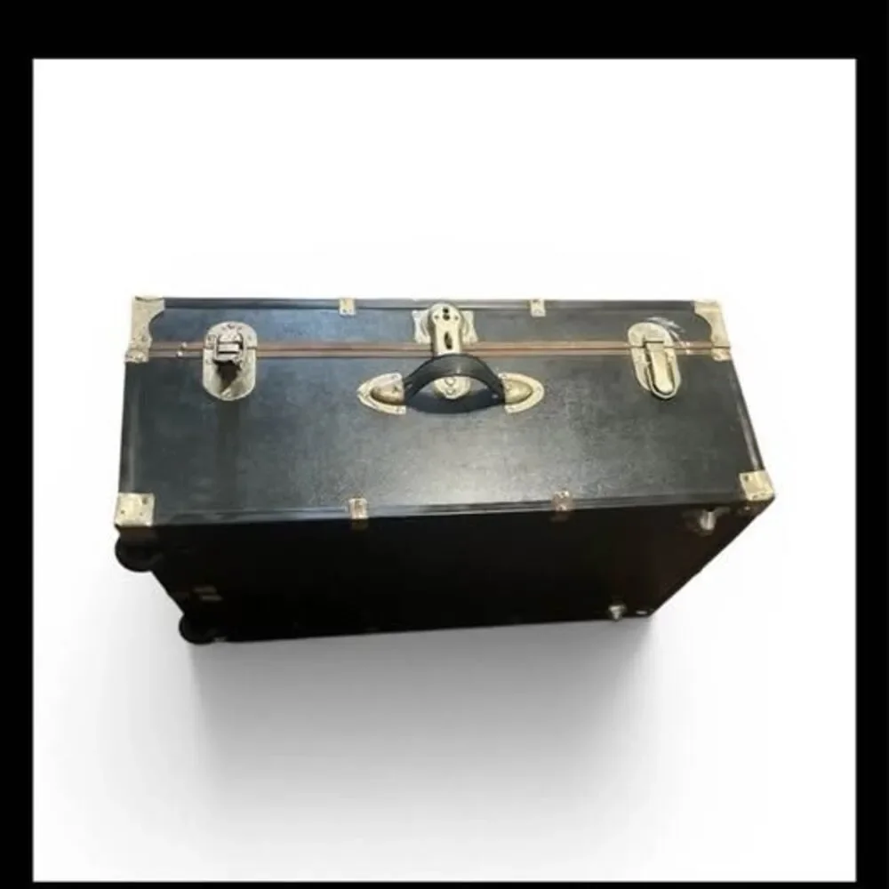 un baúl de almacenamiento o steamer trunk de estilo vintage,